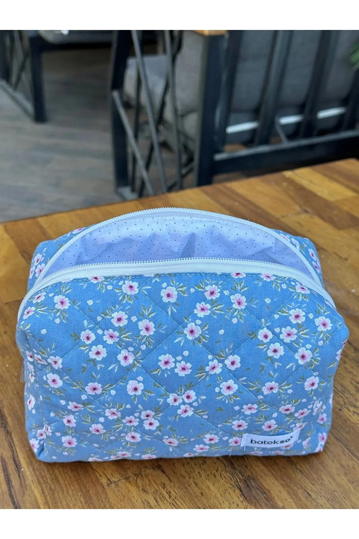 Batekso Blue and White Floral Pattern Makeup Bag