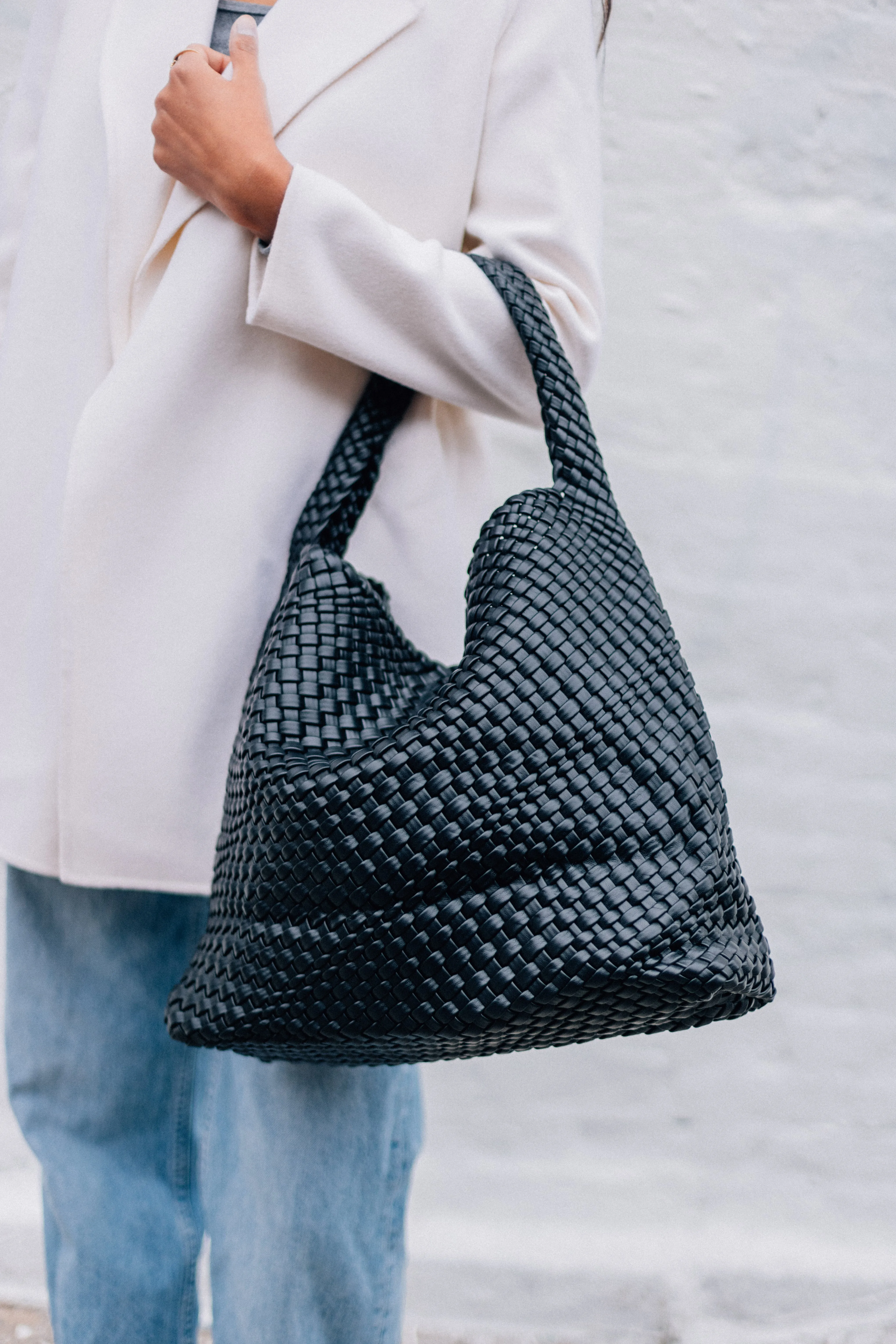 LARGE WOVEN HOBO-BLACK