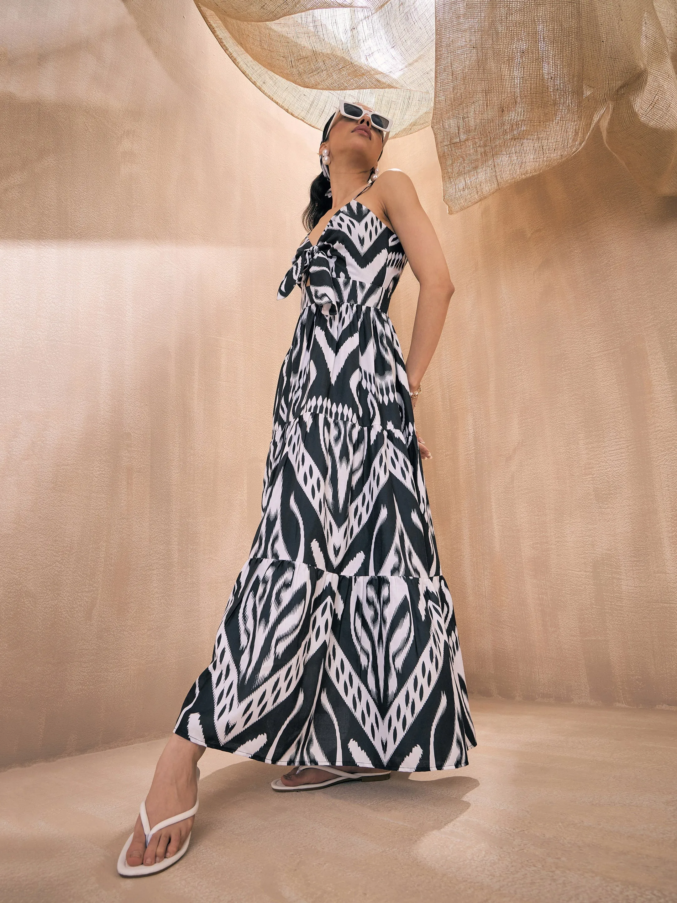 Women Black & White Ikat Print Front Knot Strappy Maxi